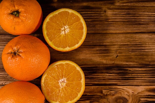 Frutas de naranja maduras en una mesa de madera Vista superior