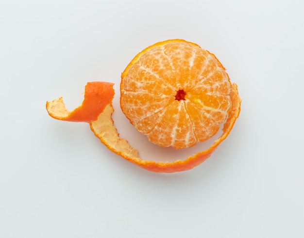 Foto frutas de naranja mandarina o mandarinas aisladas sobre fondo blanco. patrón de mandarina fresca.