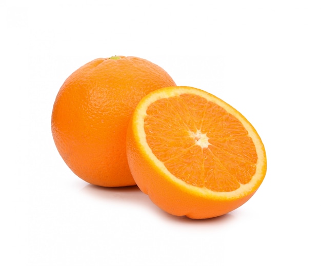 Frutas naranjas aisladas en blanco
