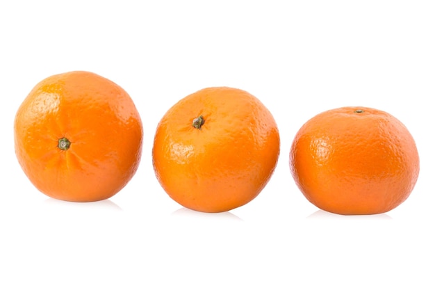 Frutas naranjas aisladas sobre fondo blanco