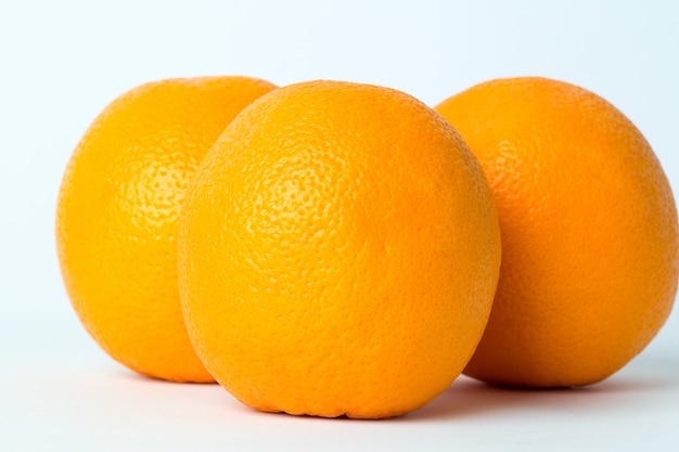 Frutas naranjas brillantes aisladas
