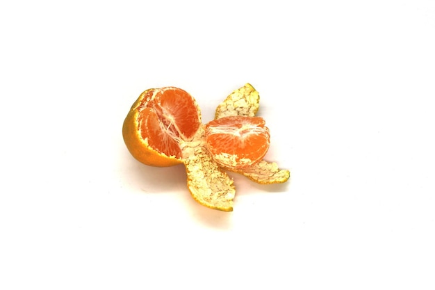 Frutas naranjas frescas aisladas sobre un fondo blanco