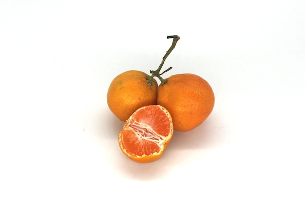 Frutas naranjas frescas aisladas sobre un fondo blanco
