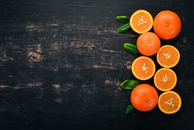 Frutas naranjas frescas sobre un fondo de madera Vista superior Espacio de copia