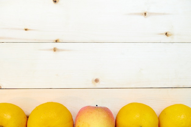 Frutas naranjas frescas sobre fondo de madera