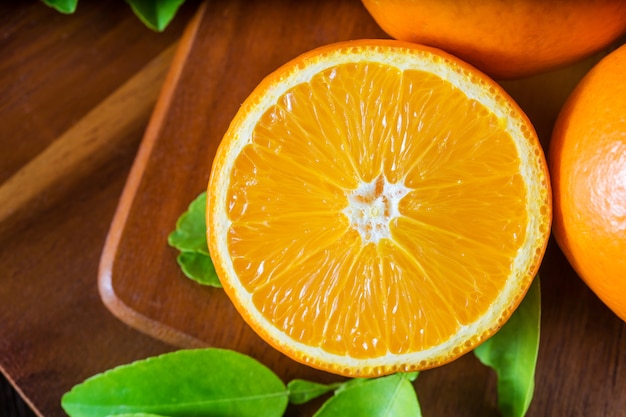 Frutas de naranjas orgánicas frescas sobre fondo de madera