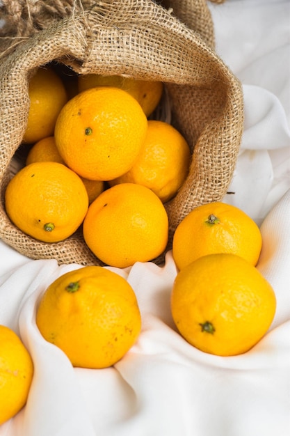 Frutas naranjas de Shantang en una cesta de Goni
