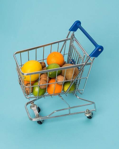 Frutas naranjas sobre un fondo blanco