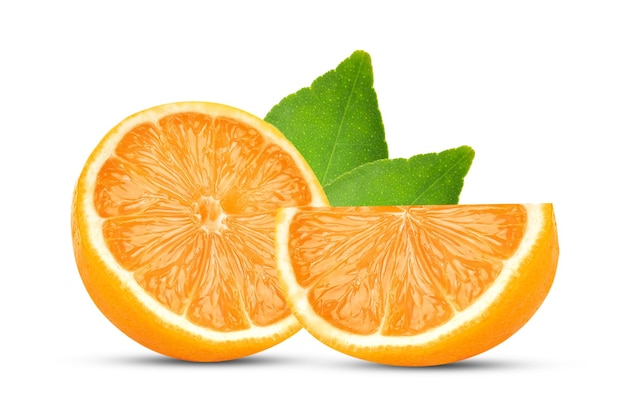 Frutas naranjas sobre un fondo blanco