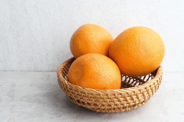 Frutas naranjas sunkist frescas y maduras Servidas en cesta de mimbre Cerrar y copiar espacio