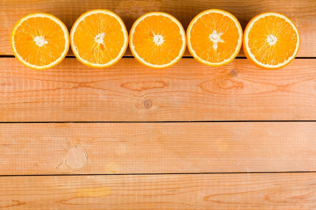Frutas de naranjas en tablas de madera Mitades de naranja jugosa en fondo de madera Vista superior Espacio de copia