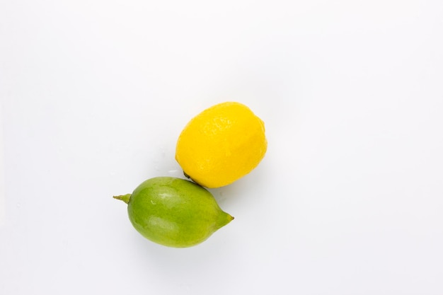 Frutas naturais de limão verde e amarela isoladas no fundo branco