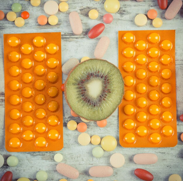 Frutas naturais e pílulas medicinais Escolha entre comer frutas e tomar suplementos para fortalecer a imunidade