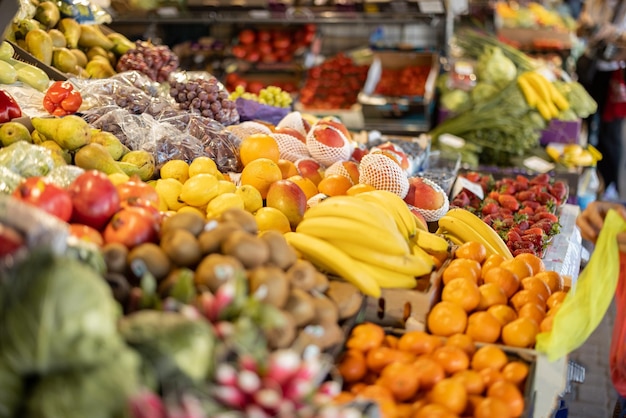 Frutas no balcão do mercado