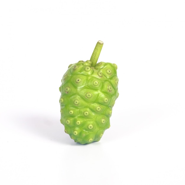 Frutas Noni ou Morinda Citrifolia isoladas no branco