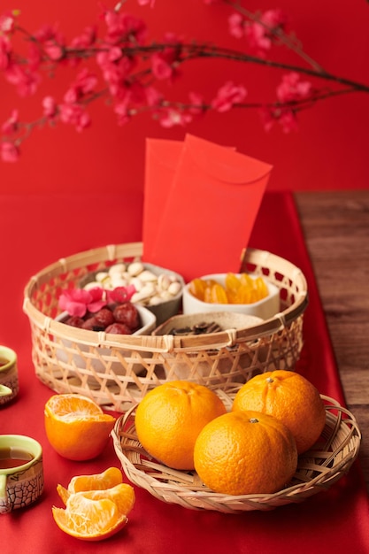 Frutas, nueces y té en la mesa servida para la celebración del Tet