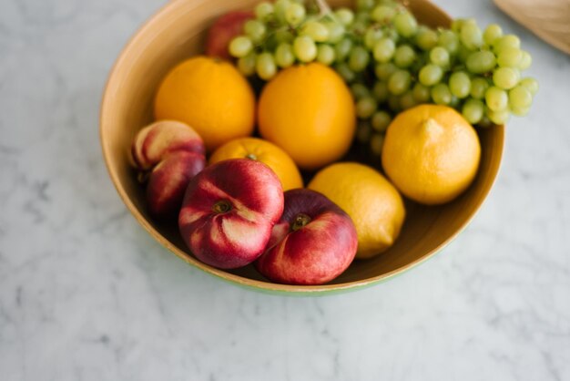 Frutas numa tigela na mesa.