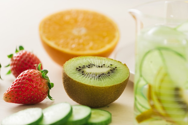 Frutas orgânicas frescas fatiadas preparadas para fazer água em infusão