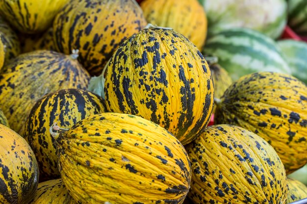 Frutas orgânicas frescas; mercado de melão amarelo, plano de fundo.