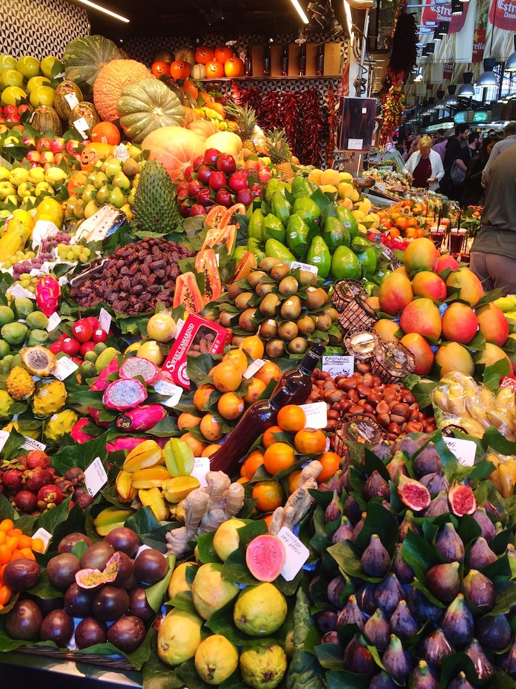 Foto frutas orgânicas frescas na barraca do mercado no mercado de la boqueria