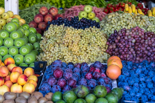 Frutas orgánicas en el mercado de granjeros en Bodrum Turquía