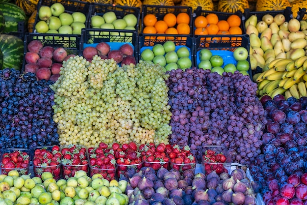 Frutas orgánicas en el mercado de granjeros en Bodrum Turquía