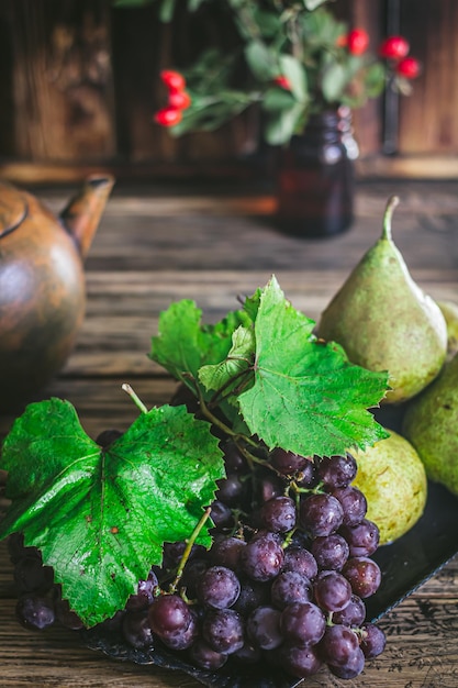 Foto frutas de otoño naturaleza muerta estilo rústico