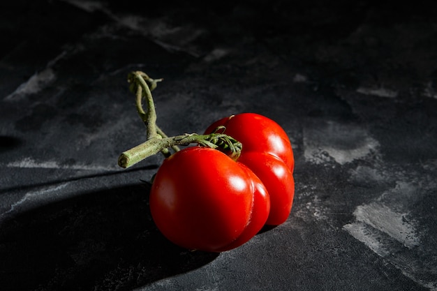 Frutas ou vegetais feios. Tomate mutante gravemente malformado. As lojas de alimentos preferem principalmente frutas e legumes da melhor qualidade. Frutas feias não são muito procuradas