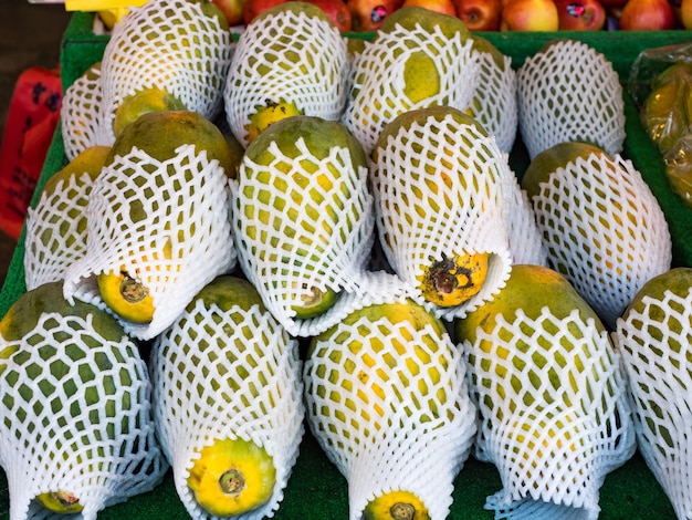 Frutas de papaya amarilla en la pantalla del mercado