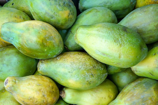 Frutas de papaya verde exhibidas en el mercado de alimentos