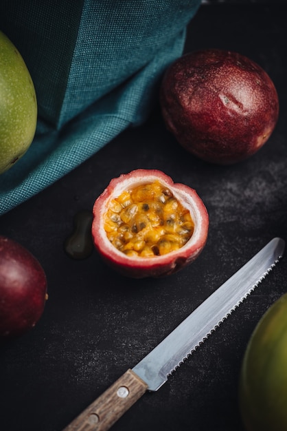 Foto frutas de la pasión crudas frescas y jugosas en una mesa