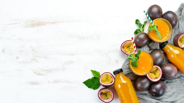 Frutas de la pasión y jugo sobre un fondo blanco Frutas tropicales Vista superior Espacio libre para texto