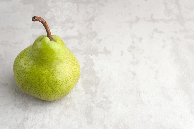 Frutas de pera verde frescas y saludables sobre fondo gris Cerrar el enfoque seleccionado