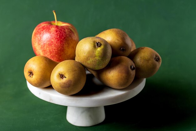 Frutas, peras e frutas de maçã na placa de madeira