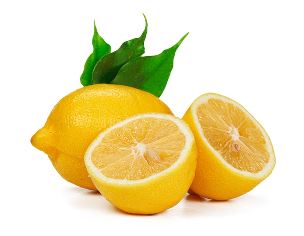 Frutas picadas de limão isoladas
