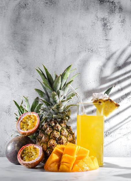 Foto frutas, piña, mango y maracuyá