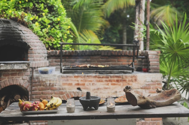 Foto frutas en un plato en la mesa contra los árboles