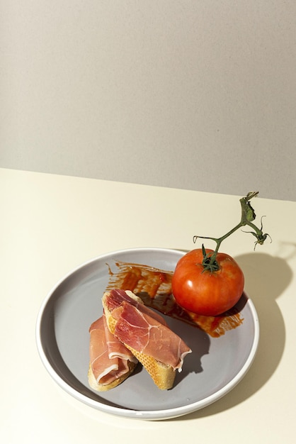 Foto frutas en plato en la mesa