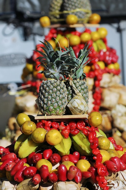 Foto frutas en el puesto del mercado