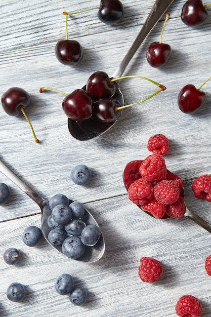 Frutas recém colhidas em fundo cinza de madeira. Padrão de frutas orgânicas coloridas. Conceito de alimentação orgânica saudável. Postura plana