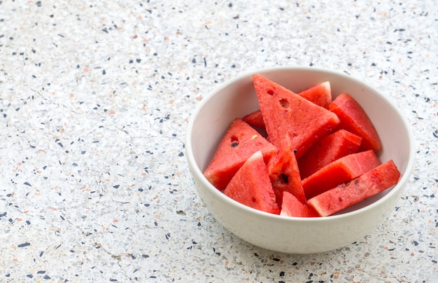 Foto frutas en rodajas en un tazón, rojo watermalon.