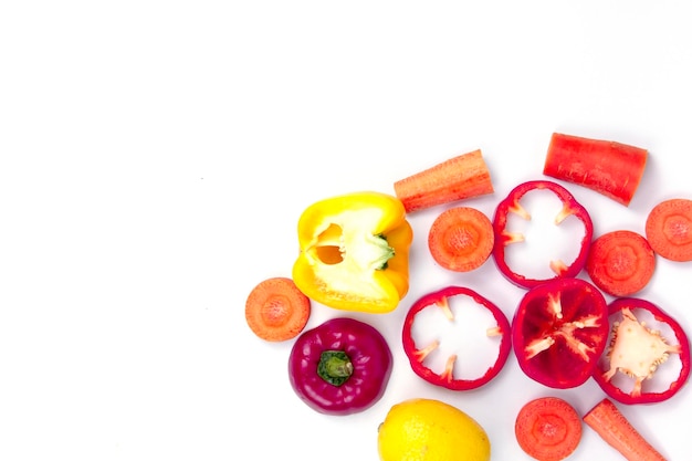 Frutas rojas y amarillas saludables aisladas sobre fondo blanco Alimentos saludables en diferentes cortes de zanahoria