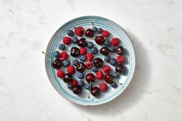 Frutas sabrosas de verano como concepto de dieta orgánica limpia