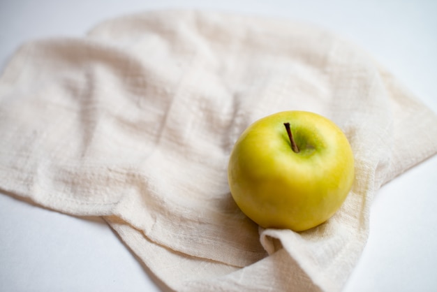 Frutas para la salud, Frutas frescas, fruta fitness, Manzana roja y amarilla.