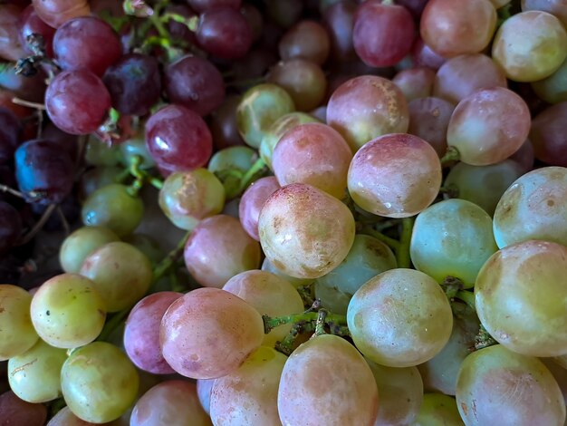 Frutas saludables Fondo de uvas rojas Uvas oscuras Uvas rojas en el supermercado un grupo de mercados locales listas para comer uvas adecuadas para jugos y bebidas frescas