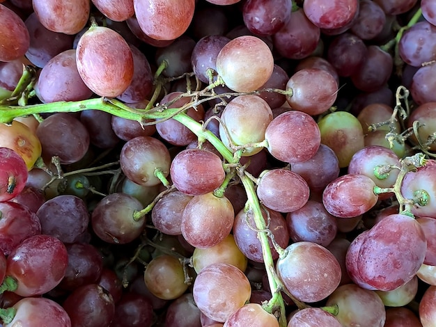 Frutas saludables Fondo de uvas rojas Uvas oscuras Uvas rojas en el supermercado un grupo de mercados locales listas para comer uvas adecuadas para jugos y bebidas frescas