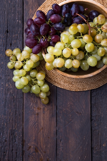 Foto frutas saludables uvas rojas y blancas sobre piedra