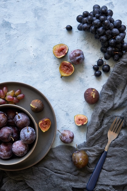 Frutas sanas en surtido en platos