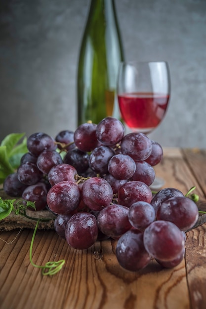 Frutas sanas uvas rojas en el viñedo,