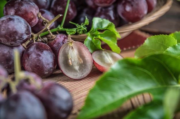 Frutas sanas uvas rojas en el viñedo,